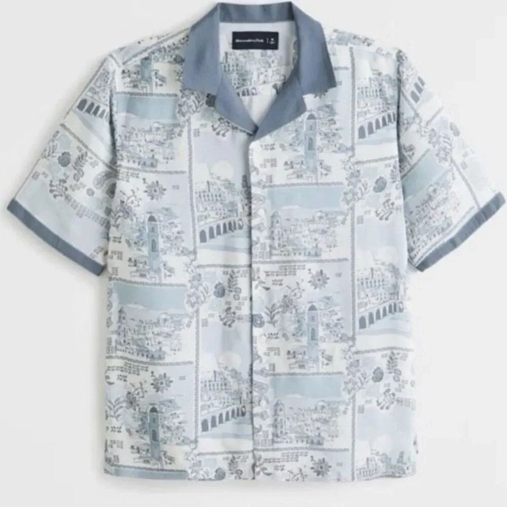 NWT Abercrombie Men’s Blue Silky Camp Collar Italian City Button‎ Down Medium